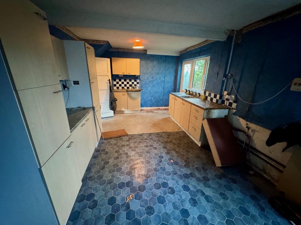 Lot: 77 - MID-TERRACE HOUSE FOR IMPROVEMENT - Kitchen dining room alternative view